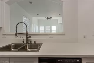 Photo #5: 2316035 Listing