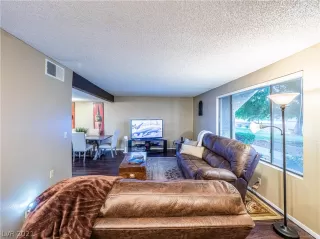 Photo #5: 2316338 Listing