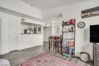 Photo #4: 2316392 Listing