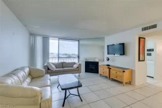 Photo #3: 2316448 Listing