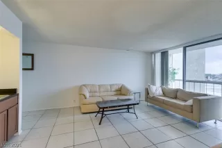 Photo #6: 2316448 Listing