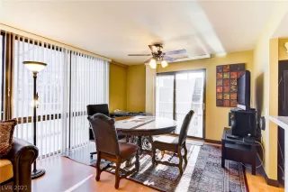 Photo #4: 2316808 Listing