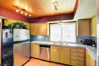 Photo #6: 2316808 Listing