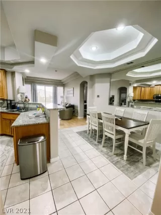 Photo #5: 2316859 Listing