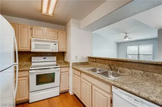 Photo #2: 2316897 Listing