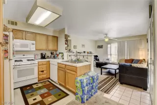 Photo #5: 2317002 Listing