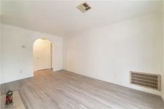 Photo #5: 2317291 Listing 