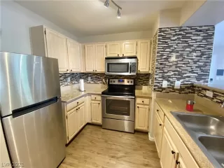 Photo #5: 2317299 Listing