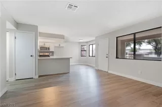 Photo #6: 2317676 Listing