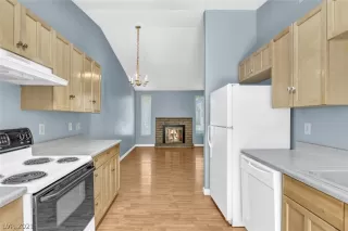 Photo #5: 2317923 Listing