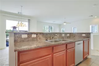 Photo #5: 2318011 Listing 