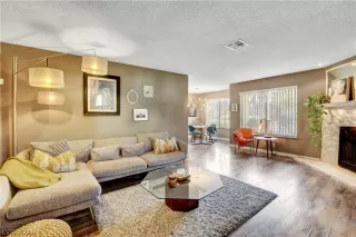 Photo #3: 2318043 Listing 