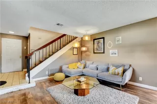 Photo #4: 2318043 Listing 