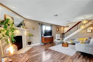 Photo #5: 2318043 Listing 