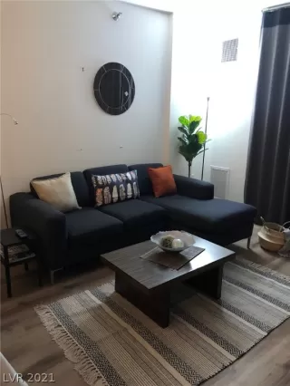 Photo #2: 2318072 Listing 