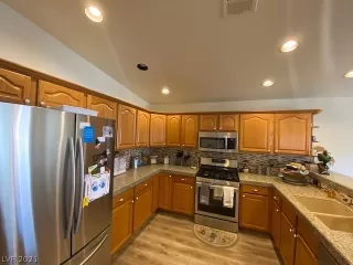 Photo #2: 2318075 Listing