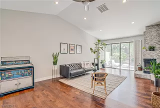 Photo #6: 2318217 Listing