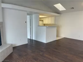 Photo #5: 2318334 Listing