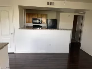 Photo #6: 2318395 Listing