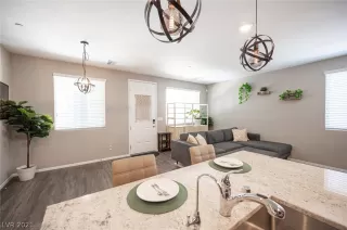 Photo #5: 2318492 Listing