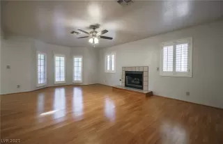 Photo #4: 2318627 Listing