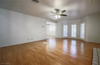 Photo #5: 2318627 Listing