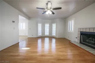 Photo #6: 2318627 Listing