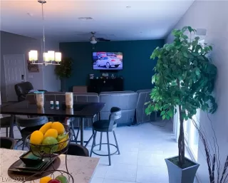 Photo #3: 2318633 Listing