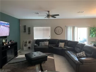 Photo #4: 2318633 Listing
