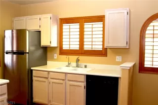 Photo #5: 2318684 Listing 