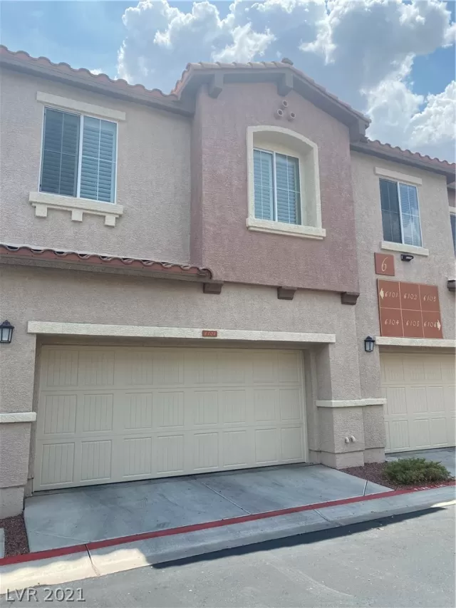 MLS: 2318750 Condo For Sale