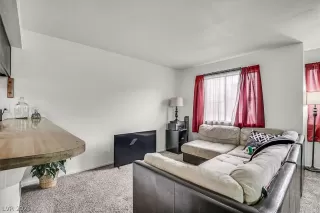 Photo #6: 2318806 Listing