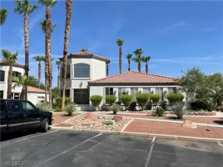 Photo #2: 2318825 Listing