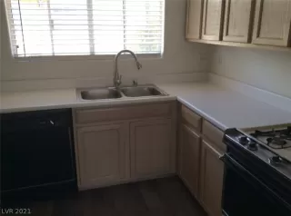 Photo #5: 2318904 Listing