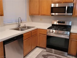 Photo #3: 2318908 Listing