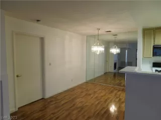 Photo #4: 2318929 Listing