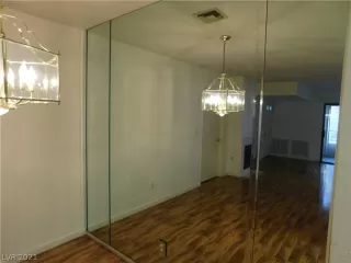 Photo #5: 2318929 Listing