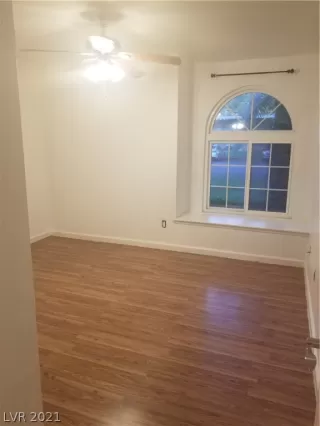 Photo #4: 2318930 Listing