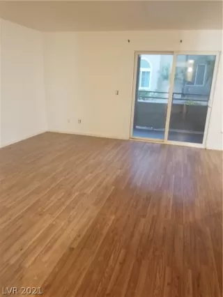 Photo #5: 2318930 Listing