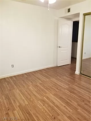 Photo #6: 2318930 Listing