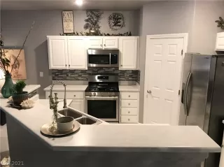 Photo #5: 2318960 Listing