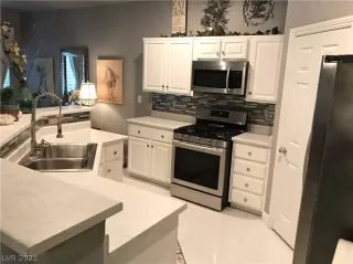 Photo #6: 2318960 Listing