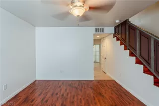 Photo #5: 2318987 Listing 