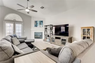 Photo #2: 2318989 Listing