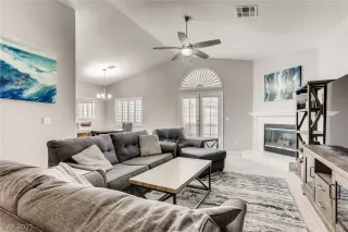 Photo #3: 2318989 Listing