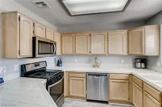 Photo #6: 2318989 Listing