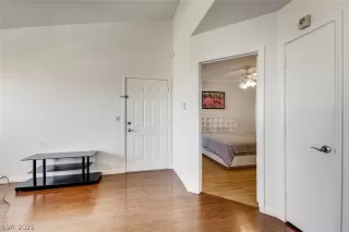 Photo #4: 2318996 Listing