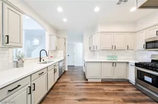 Photo #1: 2319093 Listing 