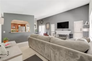 Photo #4: 2319301 Listing