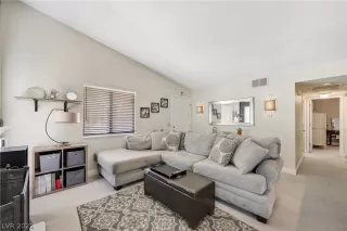 Photo #6: 2319301 Listing